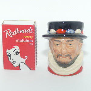 D6251 Royal Doulton miniature character jug Beefeater | ER Handle | Scarlett