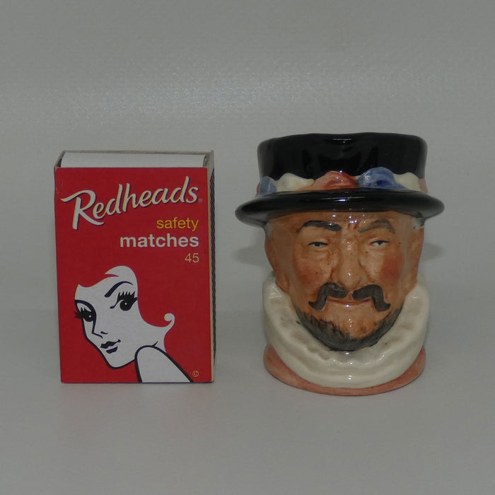 D6251 Royal Doulton miniature character jug Beefeater | ER Handle