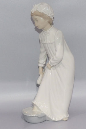 nao-by-lladro-figurine-boy-washing-his-feet-0231