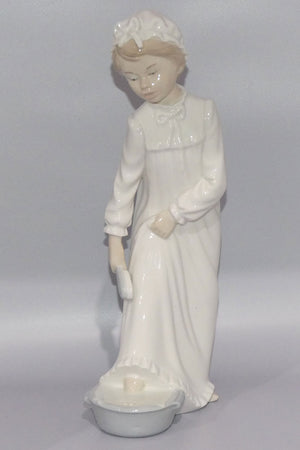 nao-by-lladro-figurine-boy-washing-his-feet-0231