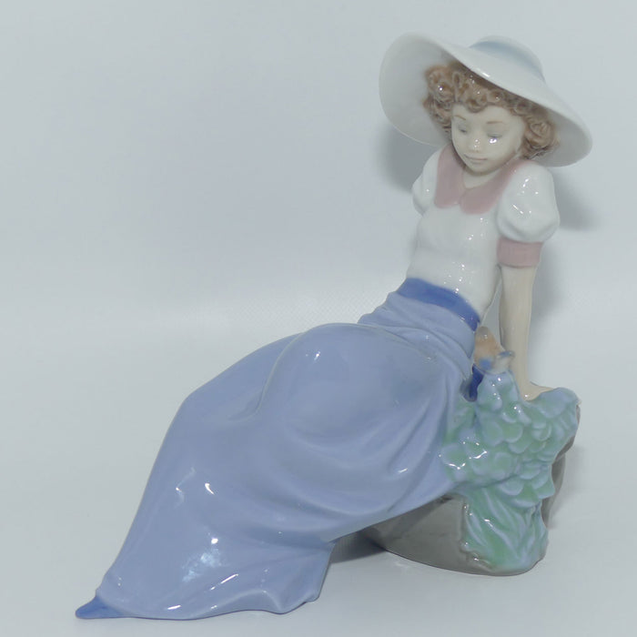 Nao by Lladro figure Listening to the Bird's Songs #1042