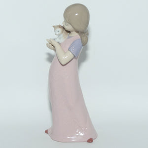 Nao by Lladro figure Kitty Cuddles #1545