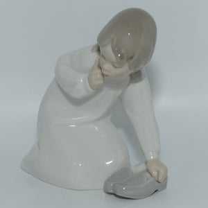 Lladro figure Little Girl with Slippers #4523 | #2