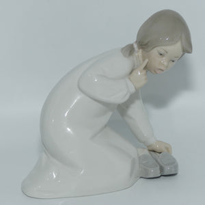 Lladro figure Little Girl with Slippers #4523 | #2