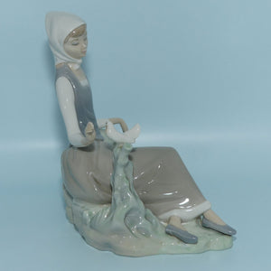 Lladro figure Shepherdess with Dove #4660 | #2