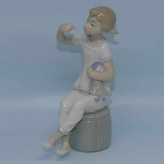 Lladro figure Girl with Doll | Putting on Lipstick #1083