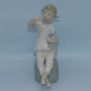 lladro-figure-girl-with-doll-putting-on-lipstick-1083