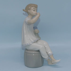 lladro-figure-girl-with-doll-putting-on-lipstick-1083