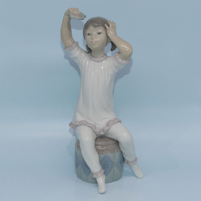 Lladro figure Girl Shampooing #1148