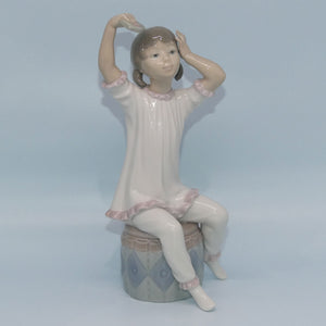 lladro-figure-girl-shampooing-1148