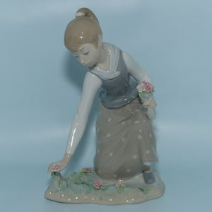Lladro figure Girl with Flowers #1172