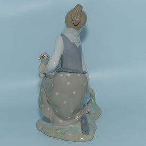 Lladro figure Girl with Flowers #1172
