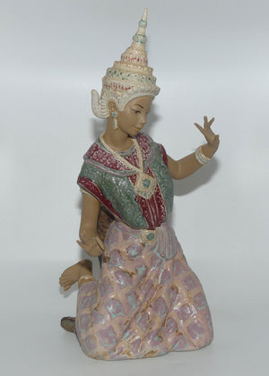 Lladro figure Thai Girl Kneeling (Gres) | Lladro # 01012069 | Sculptor: Vicente Martínez | Issued: 1977 | Retired: 2000