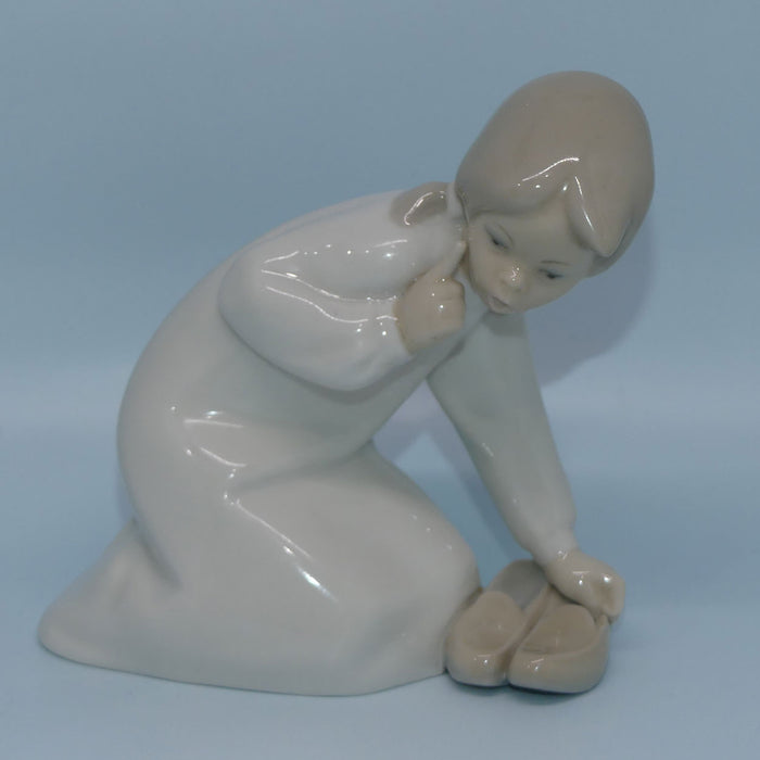 Lladro figure Little Girl with Slippers #4523