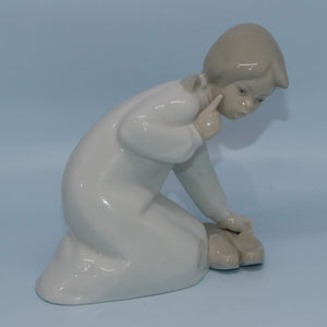 lladro-figure-little-girl-with-slippers-4523