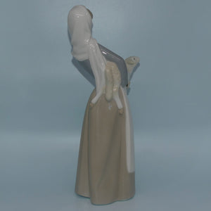 lladro-figure-girl-with-lamb-plain-apron-4584