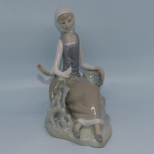 lladro-figure-shepherdess-with-dove-4660