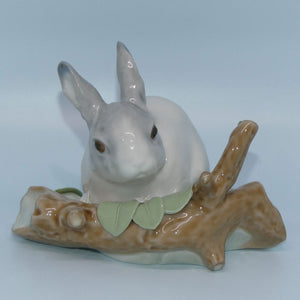 lladro-figure-rabbit-eating-4773