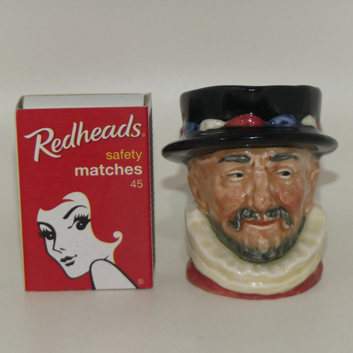 D6251 Royal Doulton miniature character jug Beefeater | GR Handle
