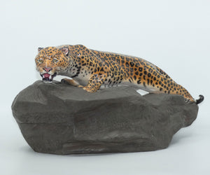 hn2638-royal-doulton-leopard-on-rock-prestige