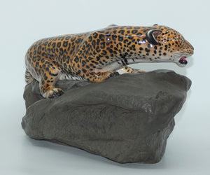 hn2638-royal-doulton-leopard-on-rock-prestige