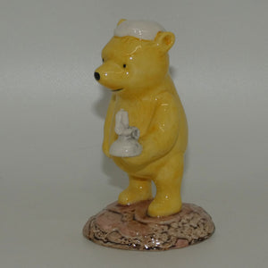 royal-doulton-winnie-the-pooh-wp11-winnie-lights-the-candle