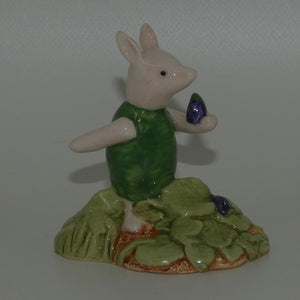 royal-doulton-winnie-the-pooh-wp13-piglet-picking-the-violets
