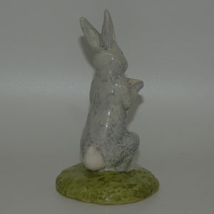 royal-doulton-winnie-the-pooh-wp23-rabbit-reads-the-plan