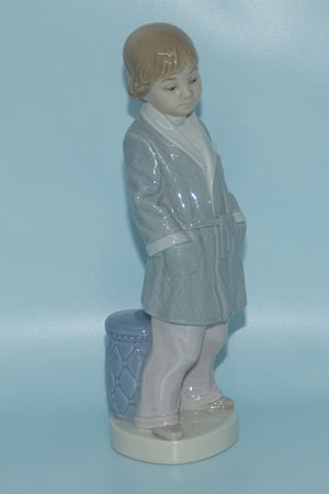 lladro-figure-boy-with-robe-4900