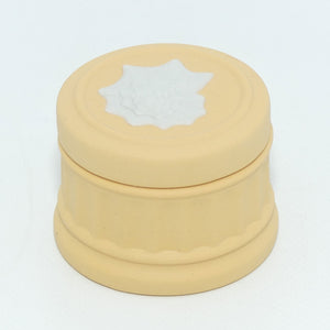wedgwood-jasper-shell-miniature-box-4-white-on-cane