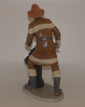 lladro-fireman-figure-05976