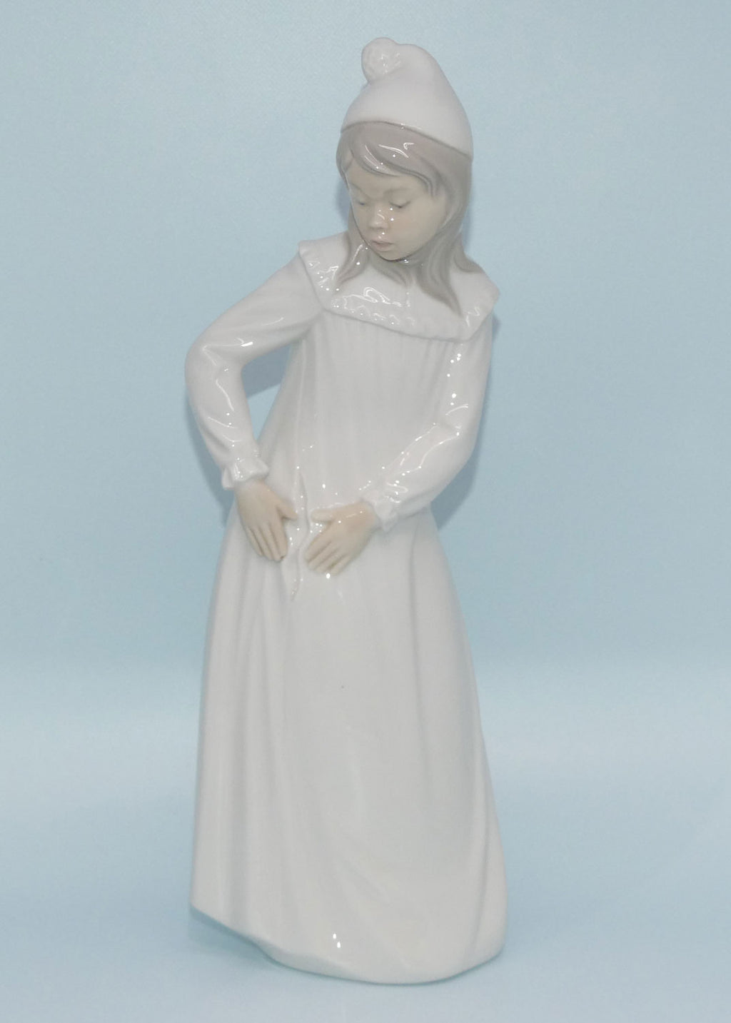 nao-by-lladro-figure-girl-in-night-dress