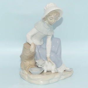 nao-by-lladro-figure-milk-for-the-cat