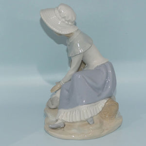 nao-by-lladro-figure-milk-for-the-cat