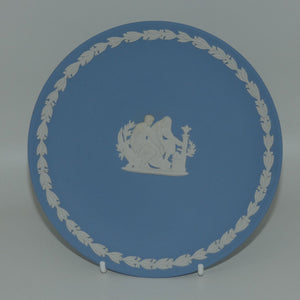 wedgwood-jasper-white-on-pale-blue-roman-scene-plate-signed