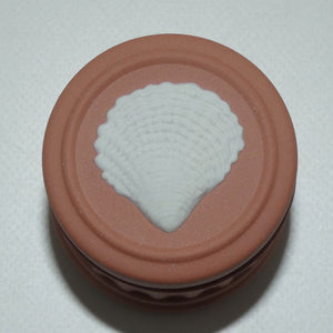 wedgwood-jasper-white-on-terra-cotta-shell-miniature-box-2